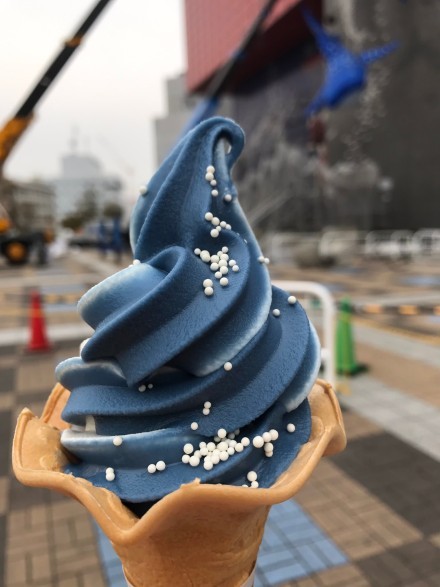 #二次元美食# 大阪海洋馆新推出鲸鲨冰淇淋，看上去如此诱人[嘻嘻]