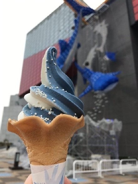 #二次元美食# 大阪海洋馆新推出鲸鲨冰淇淋，看上去如此诱人[嘻嘻]