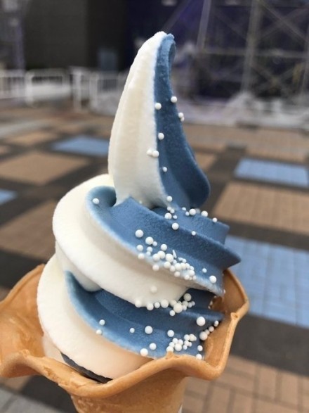 #二次元美食# 大阪海洋馆新推出鲸鲨冰淇淋，看上去如此诱人[嘻嘻]