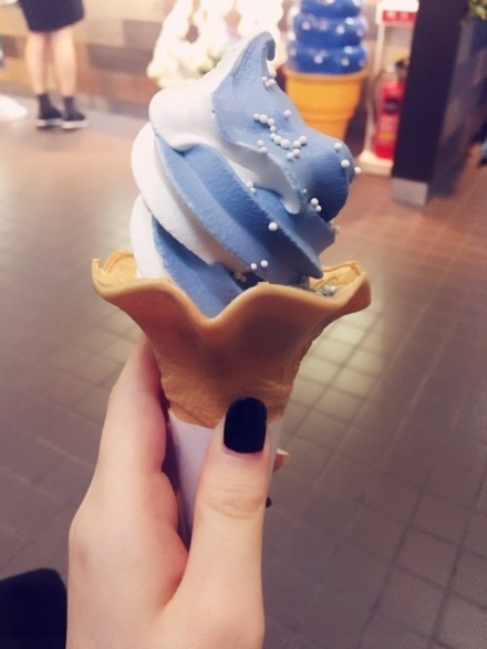 #二次元美食# 大阪海洋馆新推出鲸鲨冰淇淋，看上去如此诱人[嘻嘻]