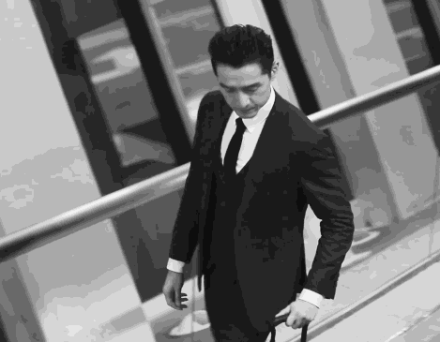 来一发胡歌的帅照吧，感觉就是二次元忧郁男神穿越了[害羞][悲伤]