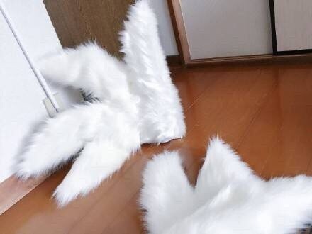 #动漫# 11区一位喜欢cos的妹子正制作九尾狐的尾巴道具，这时家里的喵