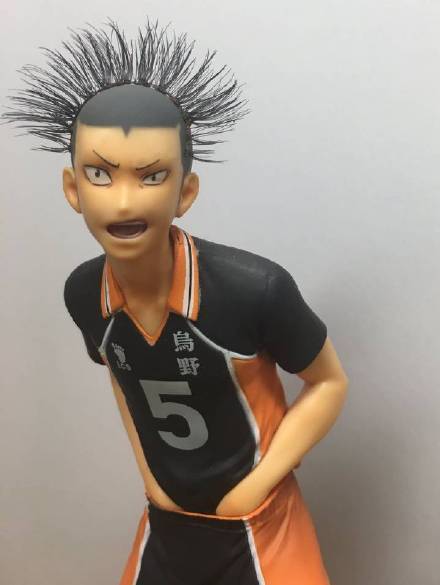 因为女儿老是把用完的假睫毛乱丢，老妈把它们粘在了女儿心爱的手办上。。。果然是亲妈呀[吃惊][笑cry]