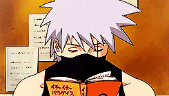 有一个男人他温柔阳光与冷淡腹黑兼有，体贴细致和严厉果断并存。危急时刻冷静沉着，总是独守着内心的伤痛，只展示给每一个人笑脸。他一直在默默地为木叶奉献，却并非追求名誉和地位，他是鸣人第七班的导师，是木叶第六代火影旗木卡卡西[男神]