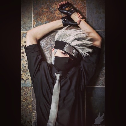 ins上一位专注cos卡卡西33的网友suki_cosplay，简直帅了一脸，你们感受下！