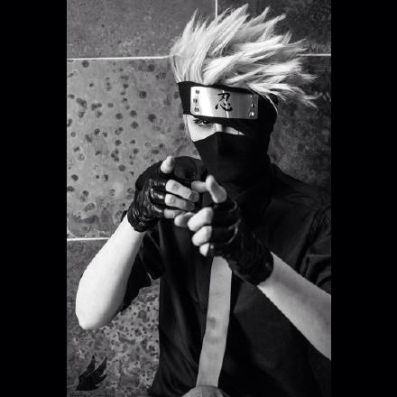 ins上一位专注cos卡卡西33的网友suki_cosplay，简直帅了一脸，你们感受下！