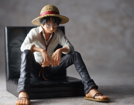 路飞高清手办欣赏，感觉路飞好瘦呀，不过很有气势[嘻嘻]