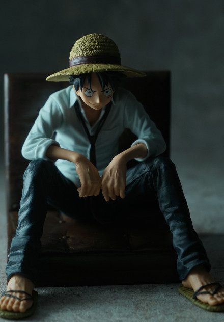 路飞高清手办欣赏，感觉路飞好瘦呀，不过很有气势[嘻嘻]