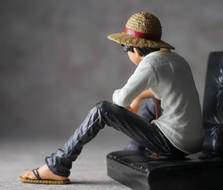 路飞高清手办欣赏，感觉路飞好瘦呀，不过很有气势[嘻嘻]