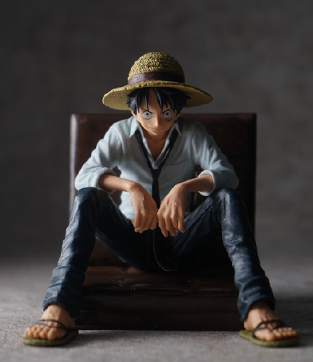 路飞高清手办欣赏，感觉路飞好瘦呀，不过很有气势[嘻嘻]