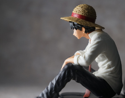 路飞高清手办欣赏，感觉路飞好瘦呀，不过很有气势[嘻嘻]