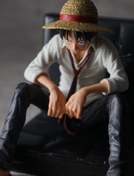 路飞高清手办欣赏，感觉路飞好瘦呀，不过很有气势[嘻嘻]