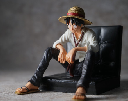 路飞高清手办欣赏，感觉路飞好瘦呀，不过很有气势[嘻嘻]