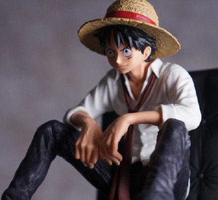 路飞高清手办欣赏，感觉路飞好瘦呀，不过很有气势[嘻嘻]