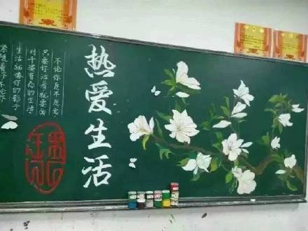 别人学校的#黑板报#系列又出新番了，一起来献上膝盖吧！[嘻嘻]