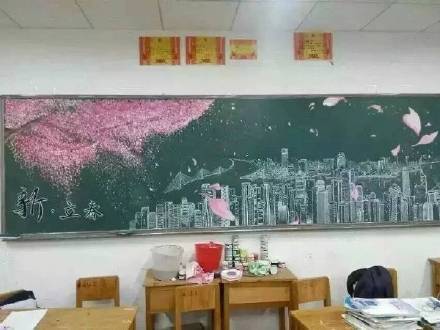 别人学校的#黑板报#系列又出新番了，一起来献上膝盖吧！[嘻嘻]