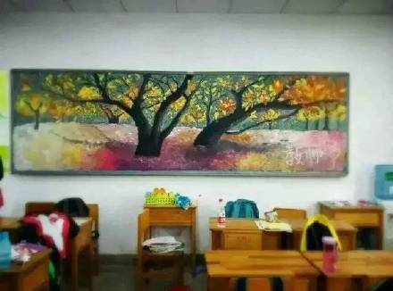 别人学校的#黑板报#系列又出新番了，一起来献上膝盖吧！[嘻嘻]