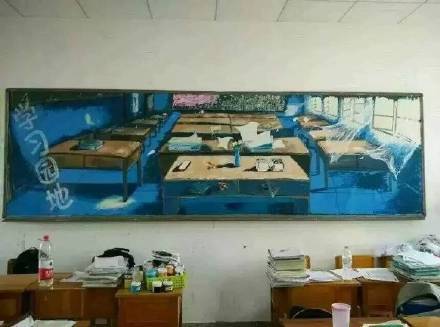 别人学校的#黑板报#系列又出新番了，一起来献上膝盖吧！[嘻嘻]