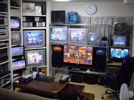 11区39岁大叔，因为不舍得丢掉收藏多年的游戏手办漫画，专门买了一套新房安置它们......[吃惊]
大写的服[挖鼻屎] 