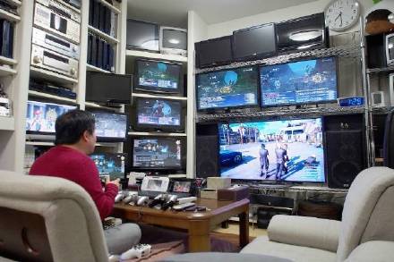 11区39岁大叔，因为不舍得丢掉收藏多年的游戏手办漫画，专门买了一套新房安置它们......[吃惊]
大写的服[挖鼻屎] 