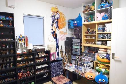 11区39岁大叔，因为不舍得丢掉收藏多年的游戏手办漫画，专门买了一套新房安置它们......[吃惊]
大写的服[挖鼻屎] 