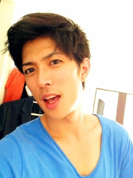 在舞台上扮演卡卡西的男人，能打几分[挖鼻屎]