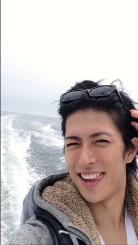 在舞台上扮演卡卡西的男人，能打几分[挖鼻屎]