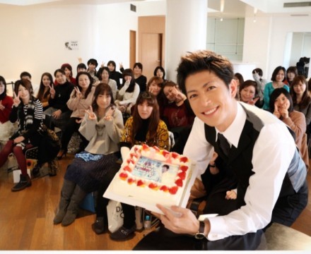 在舞台上扮演卡卡西的男人，能打几分[挖鼻屎]