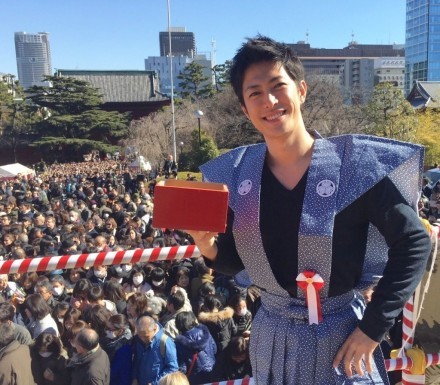 在舞台上扮演卡卡西的男人，能打几分[挖鼻屎]