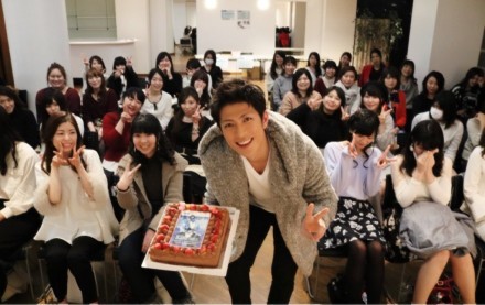 在舞台上扮演卡卡西的男人，能打几分[挖鼻屎]