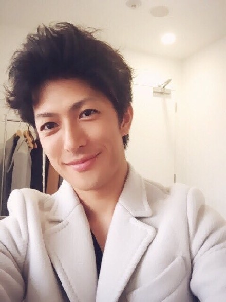 在舞台上扮演卡卡西的男人，能打几分[挖鼻屎]