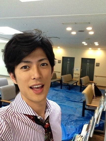 在舞台上扮演卡卡西的男人，能打几分[挖鼻屎]