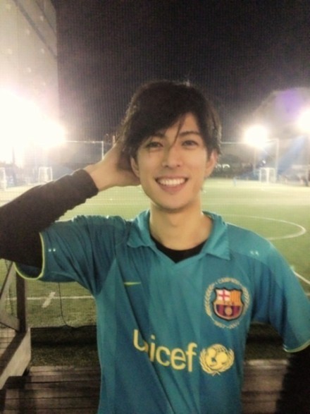 在舞台上扮演卡卡西的男人，能打几分[挖鼻屎]