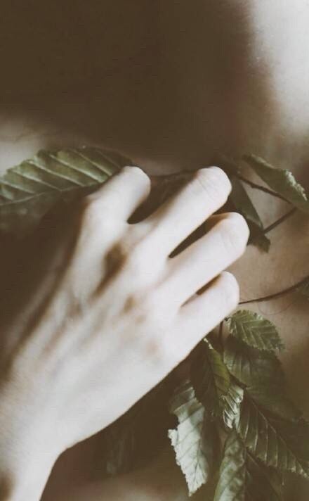 据说男生有一双纤长的手能加分，真的是这样吗[思考]