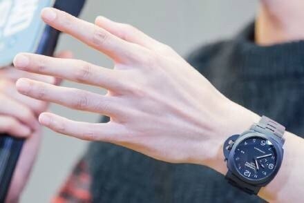 据说男生有一双纤长的手能加分，真的是这样吗[思考]