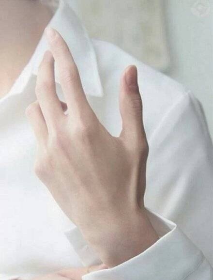 据说男生有一双纤长的手能加分，真的是这样吗[思考]
