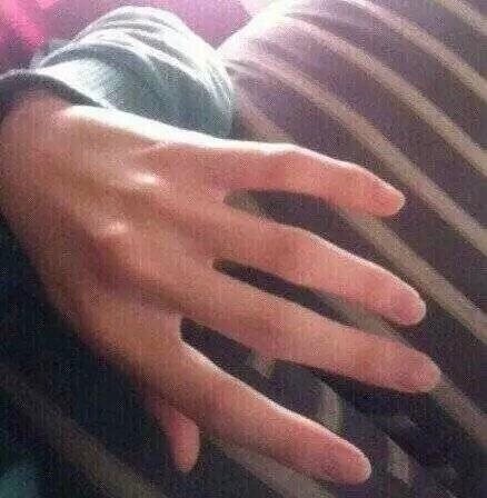 据说男生有一双纤长的手能加分，真的是这样吗[思考]