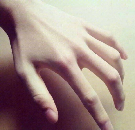 据说男生有一双纤长的手能加分，真的是这样吗[思考]