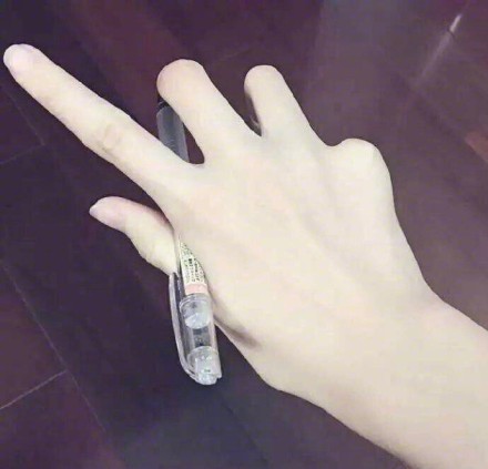 据说男生有一双纤长的手能加分，真的是这样吗[思考]