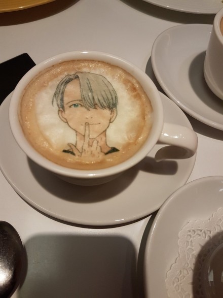 冰上的尤里#周边#主题餐厅！冰激凌，咖啡拉丝 做的鬼斧神工呀[害羞][嘻嘻]