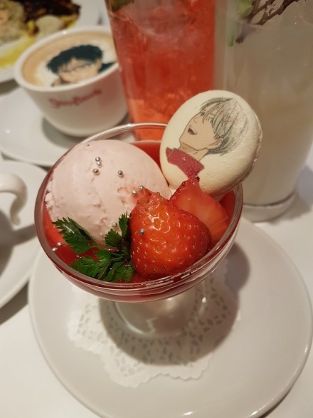 冰上的尤里#周边#主题餐厅！冰激凌，咖啡拉丝 做的鬼斧神工呀[害羞][嘻嘻]