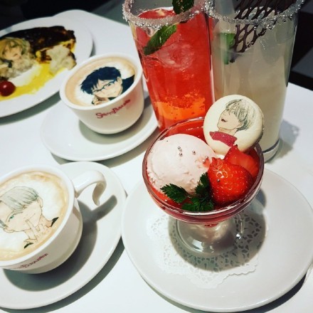 冰上的尤里#周边#主题餐厅！冰激凌，咖啡拉丝 做的鬼斧神工呀[害羞][嘻嘻]