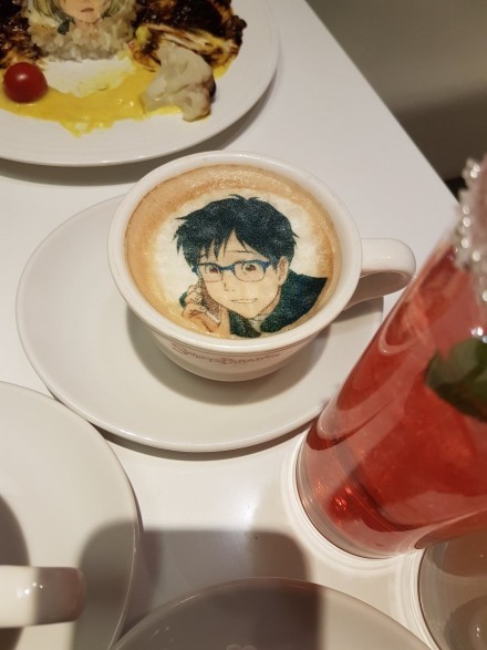 冰上的尤里#周边#主题餐厅！冰激凌，咖啡拉丝 做的鬼斧神工呀[害羞][嘻嘻]