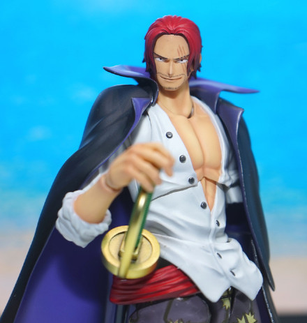 红发香克斯霸气手办，部分关节可动[嘻嘻]