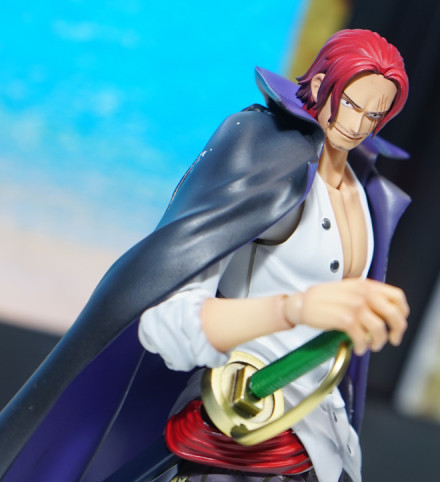 红发香克斯霸气手办，部分关节可动[嘻嘻]