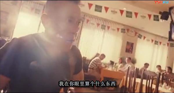 重温张艺谋经典 有话好好说,除了乐不可支之外,忽然被其中的一抹狭义色彩给感动了。
在你没给我电脑之前,我的目的就是电脑。
坦白的说,我对你这个人没兴趣。
你跟刘德龙是死是活跟我没关系。
在你把电脑给了我那一刻,我对你的看法变了。
我现在不为电脑了,你给不给我电脑我都无所谓。
我是为你,我只为你,我想帮帮你。
一开始被片中深深的黑色幽默所打动,
后来被姜文和李保田那种渺小但却又很侠的精神所打动,李保田行为驱动逻辑变化的那一刹那,该是需要很大的勇气的吧。