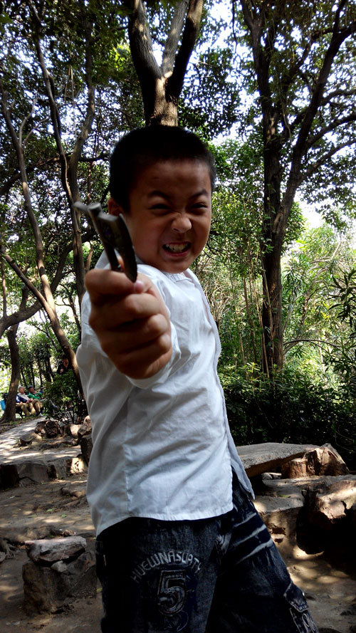 周宇敏和他的上古神器 开山巨斧 2014年10月6号于鲁迅公园 开光