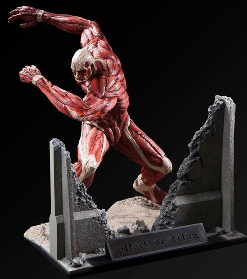由日本Fragment制作，进击超大型巨人手办开放预订，全高56厘米，售价54000日元（约合人民币2869元），预计于12月正式发售。