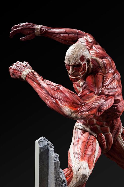 由日本Fragment制作，进击超大型巨人手办开放预订，全高56厘米，售价54000日元（约合人民币2869元），预计于12月正式发售。