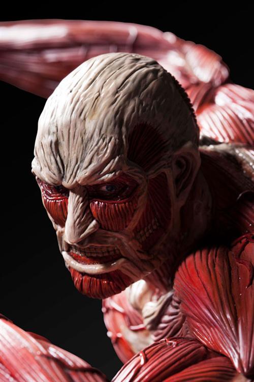 由日本Fragment制作，进击超大型巨人手办开放预订，全高56厘米，售价54000日元（约合人民币2869元），预计于12月正式发售。